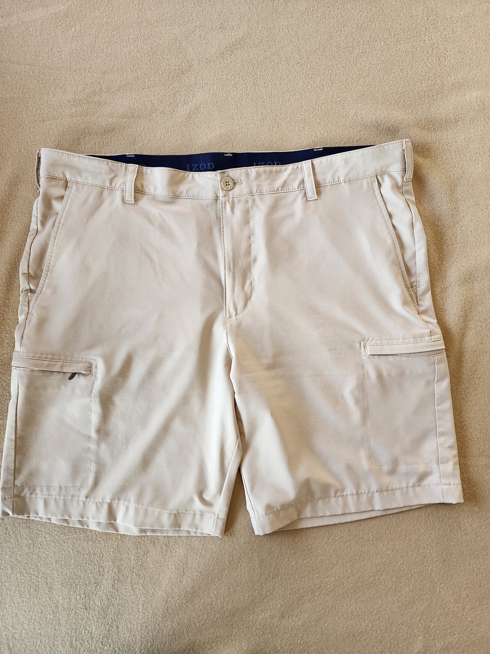 IZOD Men's Khaki Cargo Golf Shorts. Size 40
